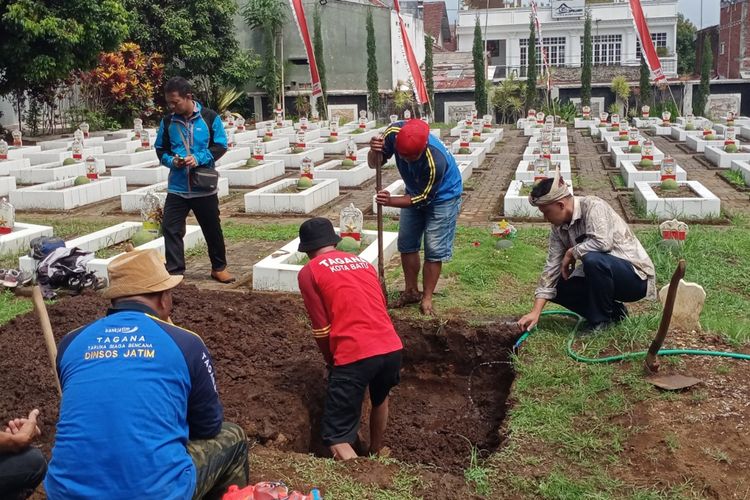 Persiapan pemakaman Mantan Wali Kota Batu, Eddy Rumpoko di Taman Makam Pahlawan Kota Batu. 