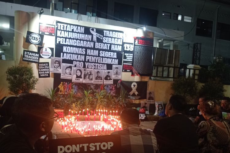 Aksi Simbolik Menyalakan Lilin dalam Peringatan 3 Tahun Tragedi Kanjuruhan di depan Komnas HAM, Jakarta.