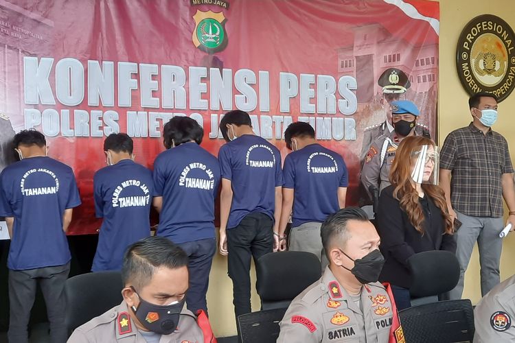 Polisi menetapkan lima tersangka terkait kasus pengeroyokan terhadap pengendara mobil berinisial HM (89) hingga tewas di Jalan Pulo Kambing Raya, Cakung, Jakarta Timur.