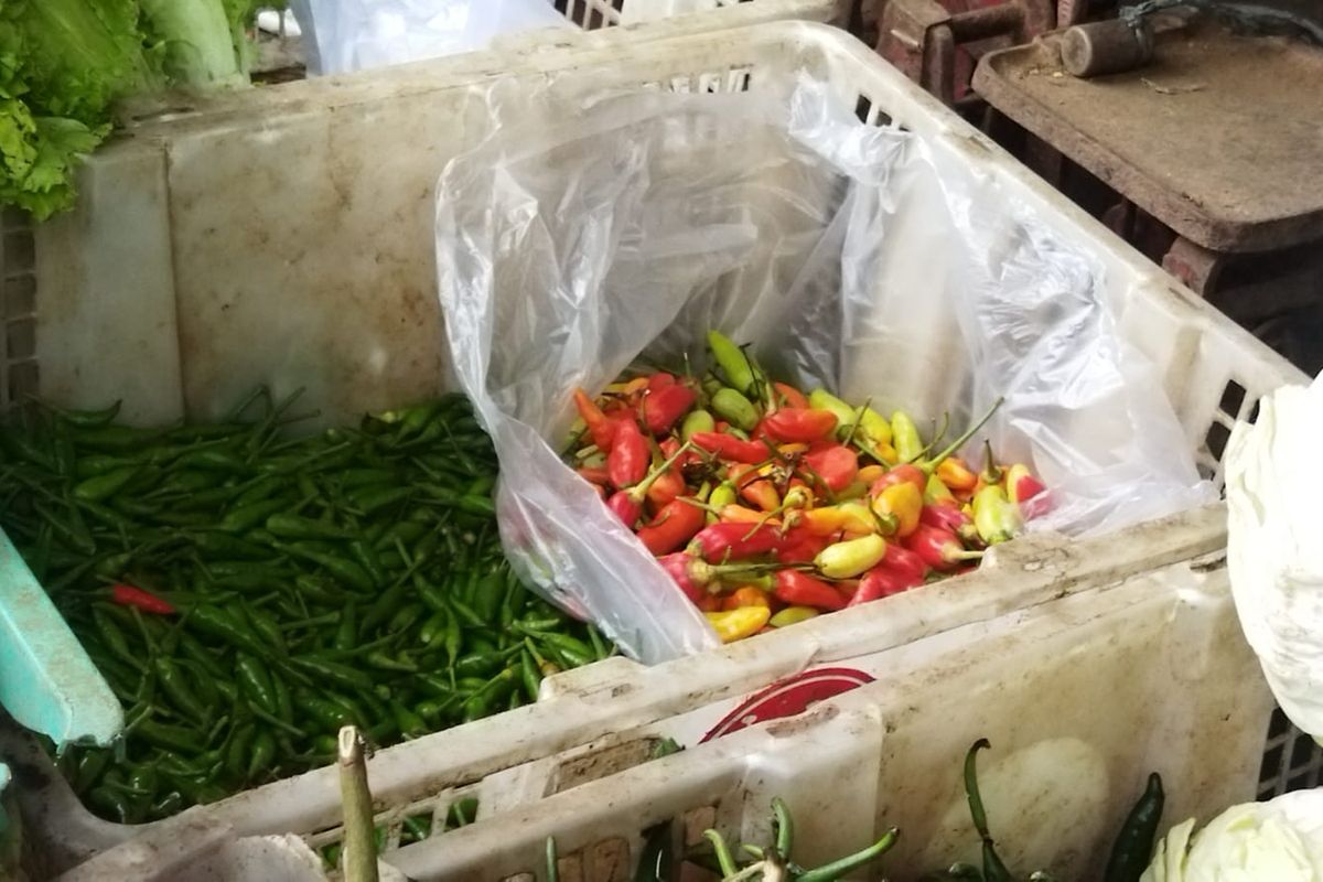 Harga cabai rawit merah di Pasar Kramatjati, Jakarta Timur, melonjak drastis dalam satu bulan terakhir. Salah satu pedagang, Ida (49), mengatakan bahwa harga normal sebelumnya antara Rp 15.000 hingga Rp 25.000 per kilogram.