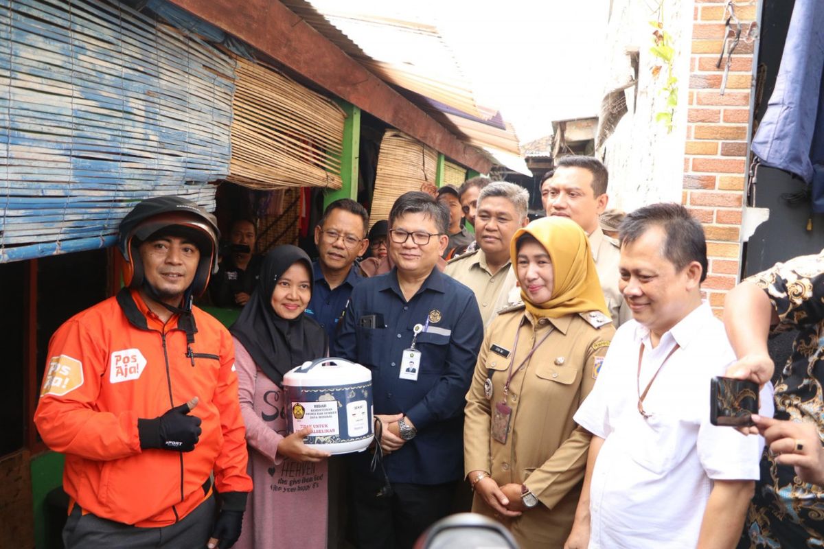 Pembagian rice cooker gratis kepada masyarakat di Kelurahan Pulo Gebang, Jakarta Timur yang dilakukan Kementerian Energi dan Sumber Daya Mineral (ESDM) pada Selasa (12/12/2023).   