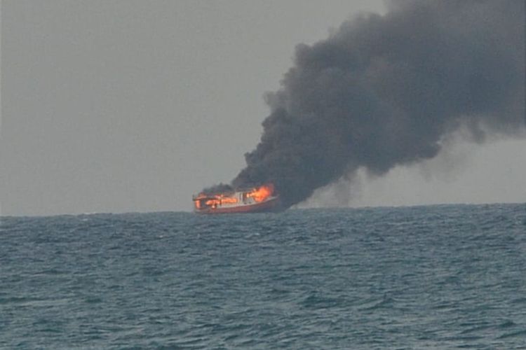Kapal Motor Namira 01 terbakar di Perairan Anyer, Serang, Banten. Delapan orang penumpang berhasil selamat dari insiden yang disebabkan meledaknya mesin kapal