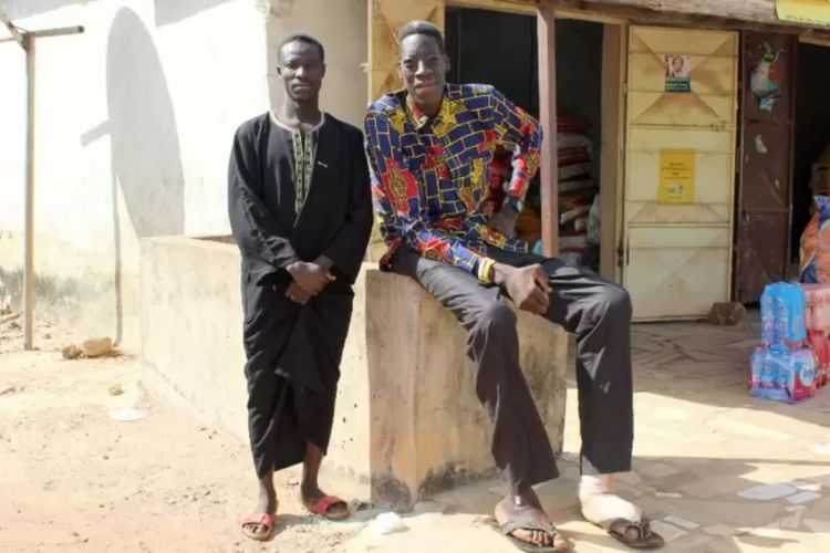 Awuche kini tinggal bersama kakak laki-lakinya (Kiri) di Gambaga.