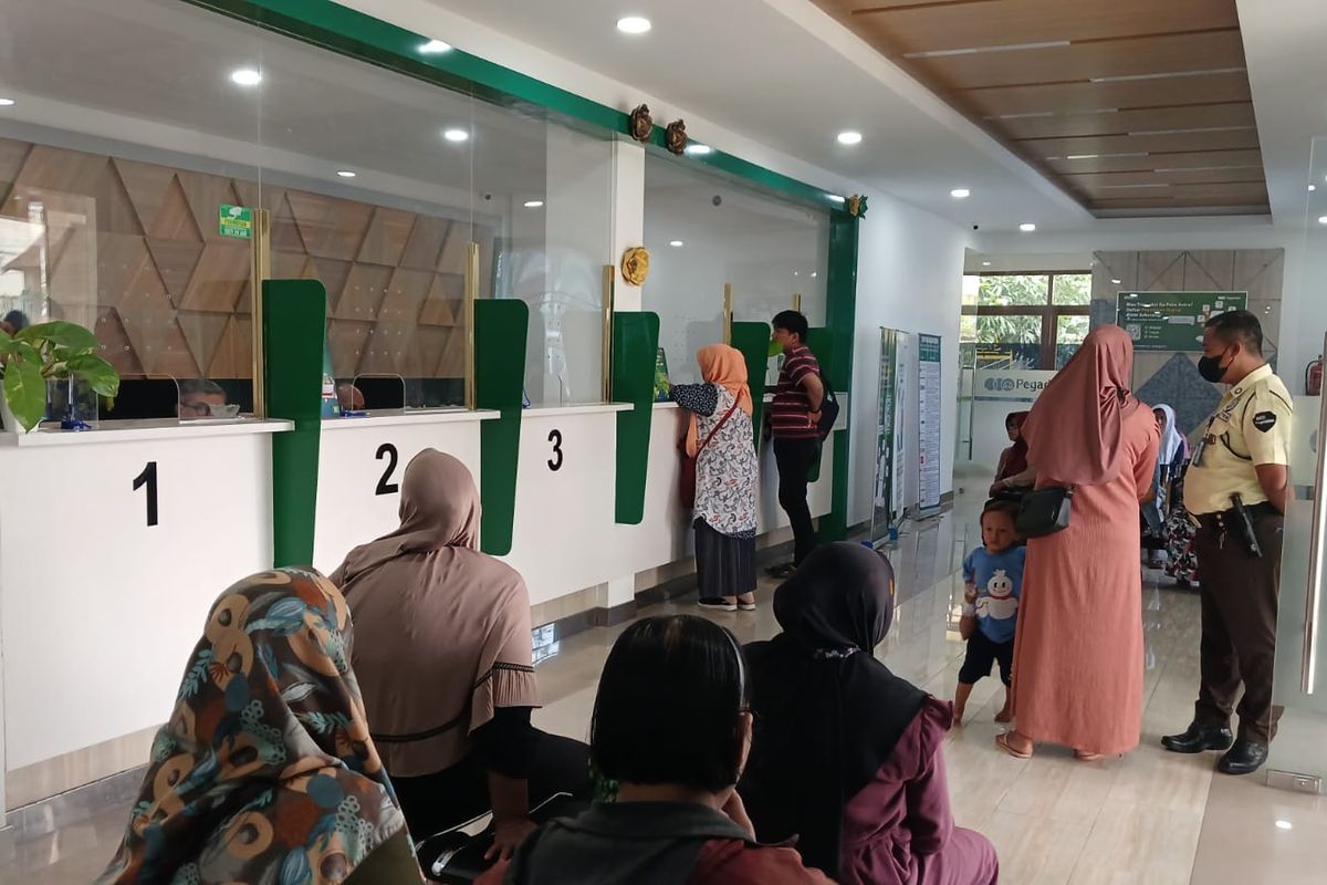 Suasana kantor Cabang Pegadaian Pasuruan ramau nasabah menjelang bulan Ramadhan, Jum'at (21/02/2025) 