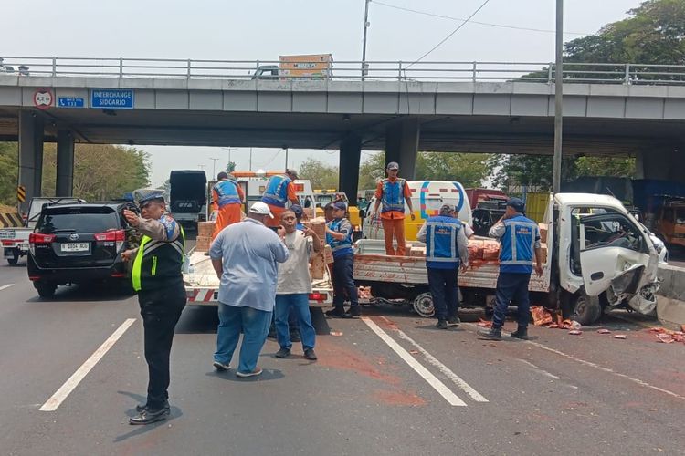 Pikap Oleng di Tol Porong, Saus Sambal Tumpah dan Beton Median Terpental