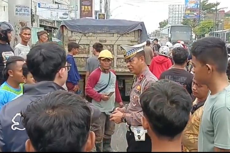 Polisi meminta keterangan saksi mata dalam peristiwa pelajar SMA di Kabupaten Brebes, Jawa Tengah tewas terlindas truk bermuatan pasir di pantura tepatnya di Jembatan Pemali Brebes, Kamis (18/4/2024). 