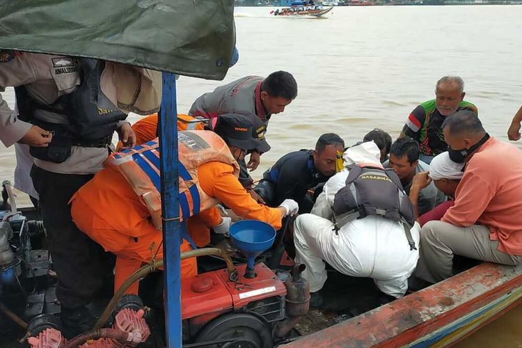 Evakuasi pengemudi tugboat yang tenggalam di sungai musi, usai kapal yang dikemudikannya terbalik karena dihantam angin kencang dan hujan deras, Rabu (25/11/2020).