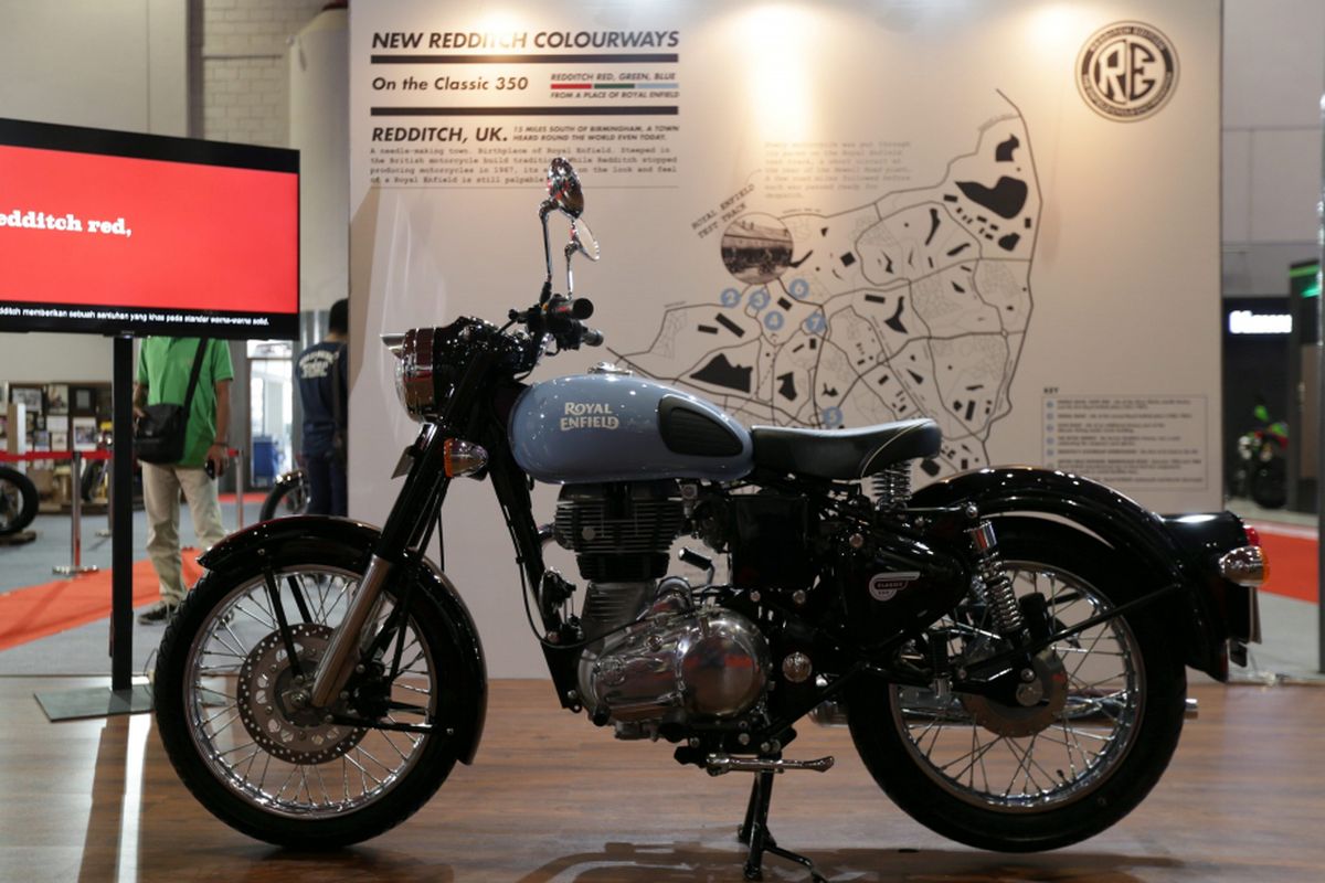 Royal Enfield 350 dipamerkan pada ajang Indonesia International Motor Show (IIMS) 2017 di JI Expo, Kemayoran, Jakarta, Jumat (28/4/2017). Seri terbaru ini terinspirasi oleh desain klasik dari sepeda motor Royal Enfield era 1950-an yang diproduksi di tanah kelahirannya, Redditch, Inggris.