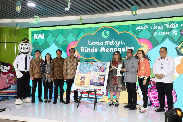  PT Kereta Api Indonesia (KAI) meluncurkan Livery Tematik Idul Fitri 1446 Hijriah di Stasiun Gambir, Jumat (14/3/2025).