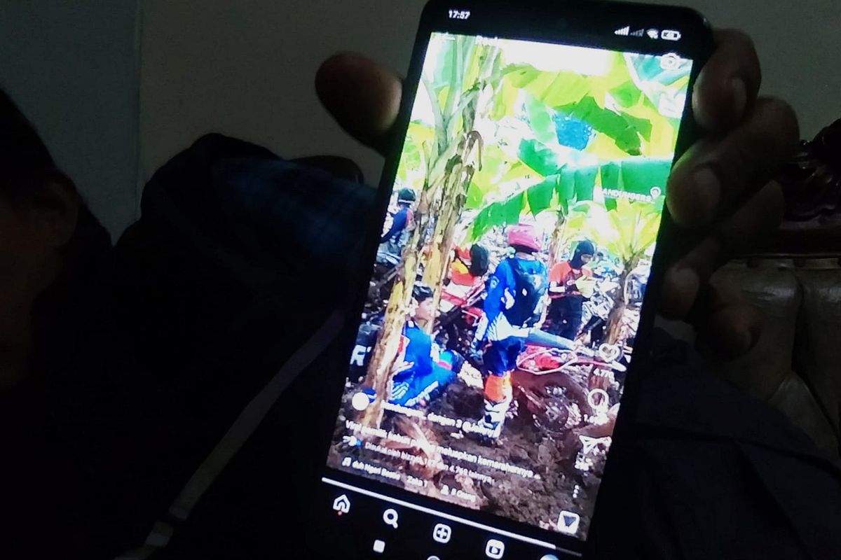 Rekaman video aksi ratusan crosser yang melintas perkebunan pisang milik warga viral di media sosial, aksi mereka ramai menjadi perbincangan lantaran merusak lahan perkebunan milik warga di Kabupaten Bandung Barat (KBB), Jawa Barat.