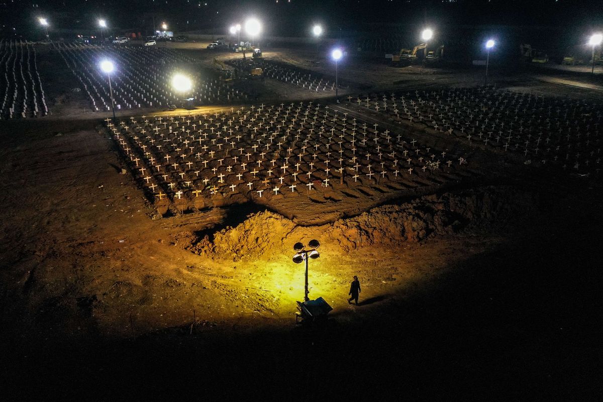 Pantauan udara makam korban Covid-19 di TPU Rorotan, Jakarta Utara, Jumat (23/7/2021). Pasien yang meninggal dunia bertambah 1.566, sekaligus rekor tertinggi sejak pandemi. Dengan demikian, total kasus kematian Covid-19 tembus 80.598 orang.