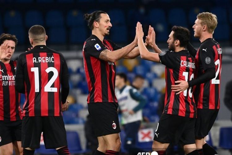 Zlatan Ibrahimovic berselebrasi seusai mencetak gol keduanya pada laga Napoli vs Milan di Stadion San Paolo, 22 November 2020. Milan menang dengan skor 2-1 atas Napoli pada pekan kedelapan Liga Italia.