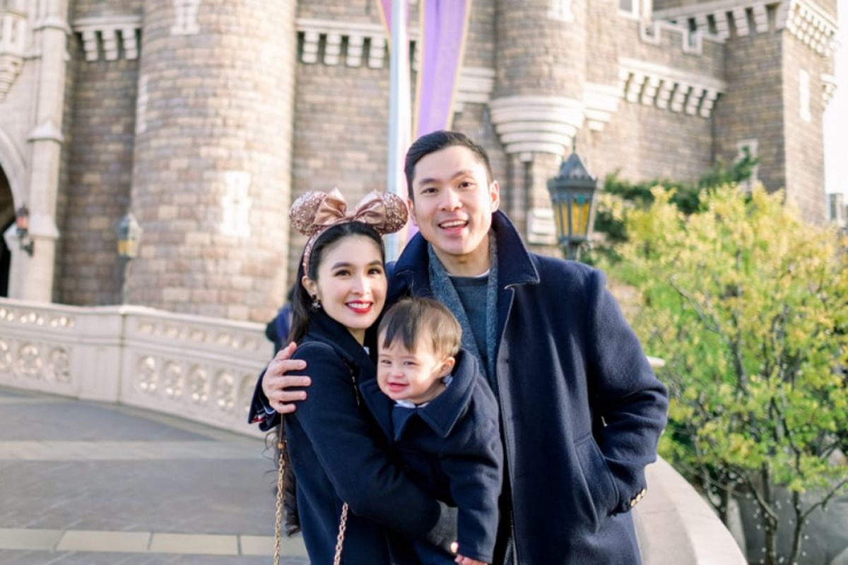 Sandra Dewi dan suaminya, Harvey Moeis, merayakan HUT pertama anak mereka, Raphael Moeis, di Tokyo Disneyland, Jepang.