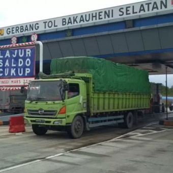 Kendaraan logistik yang melewati Gerbang Tol Bakauheni Selatan, Jalan Tol Trans Sumatera