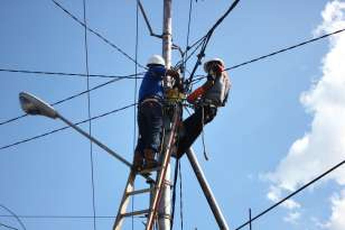 Pemasangan jaringan  PLN di Nunukan. Banyak warga melakukan sambungan secara ilegal. Dari belasan pelanggan yang melakukan pencurian, PLN Nunukan disinyalir mengalami kerugian hingga ratusan jutarupiah.