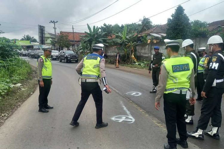 Satlantas Polres Muara Enim melakukan olah TKP di Jalan lintas Prabumulih - Muara Enim, Desa Dalam Kecamatan Belimbing Kabupaten Muara Enim, dimana lokasi Kopka Rosidi tewas menjadi korban tabrak lari.