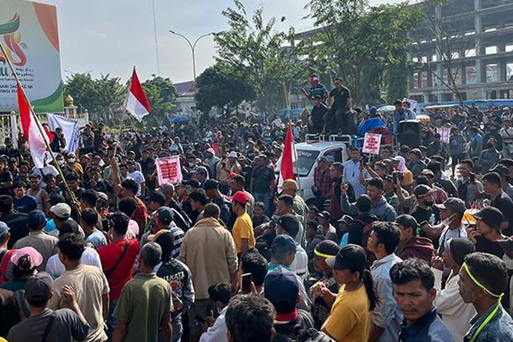 Ribuan orang yang tergabung dalam Aliansi Mahasiswa dan Masyarakat Pelalawan (AMMP) aksi demo di sekitar Jalan Cut Nyak Dien, Pekanbaru, Senin (21/7/2025) pagi tolak rencana relokasi dari kawasan Taman Nasional Tesso Nilo (TNTN). 