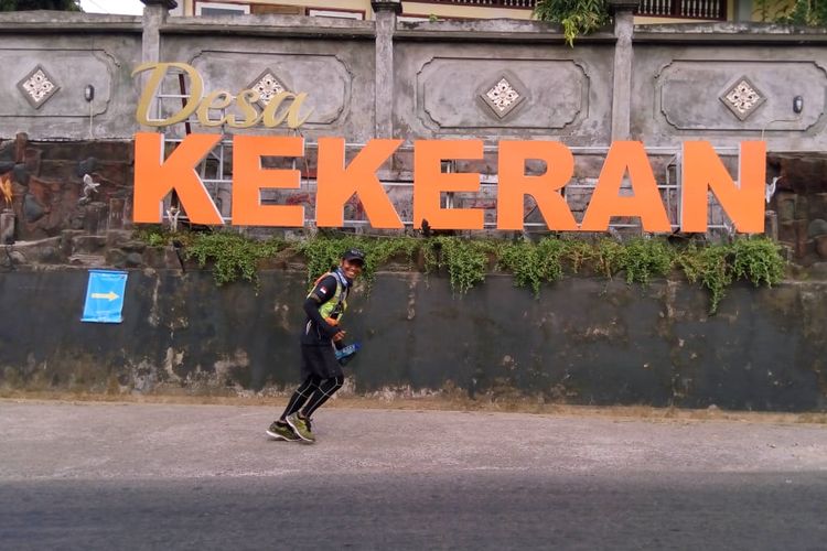 Pelari ultramaraton Run To Care 2019 melintas di Desa Kekeran, Buleleng Bali pada Sabtu (27/7/2019).  Run To Care 2019 menempuh jarak 150 kilometer mulai dari Denpasar menuju Tabanan.