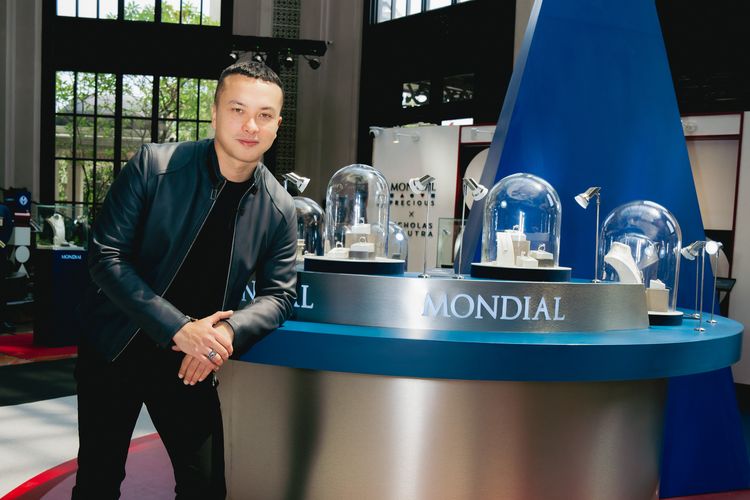 Nicholas Saputra saat acara peluncuran perdana koleksi Mondial Precious x Nicholas Saputra di Jakarta, Sabtu (16/9/2023).