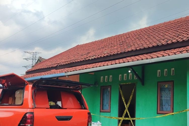 Tim Inafis Polres Ciamis dan Polda Jawa Barat melaksanakan olah TKP di lokasi penemuan mayat perempuan di kamar kost daerah Pabuaran, Kelurahan/Kecamatan Ciamis, Jumat (18/4/2025).