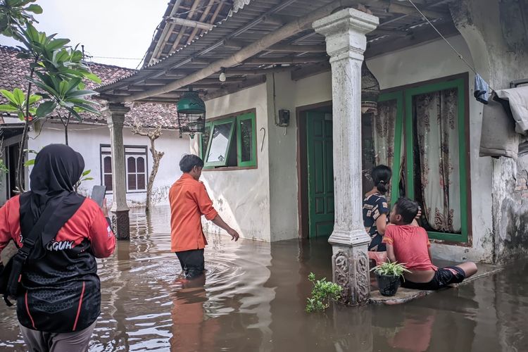 Kondisi banjir menggenangi rumah warga di Kecamatan Gumukmas Kabupaten Jember, Jawa Timur, Selasa (9/12/2025).