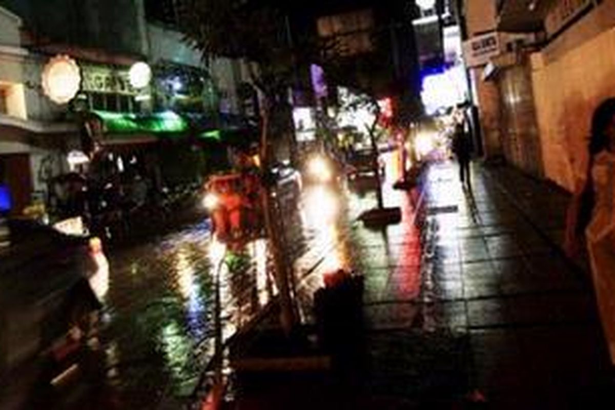 Gemerlap lampu menerangi kawasan hiburan malam di Jalan Braga, Bandung, Jawa Barat, pada Kamis (7/4/2011) malam. Hiburan malam adalah sisi lain yang menarik dari Kota Kembang Varijs van Java itu.
