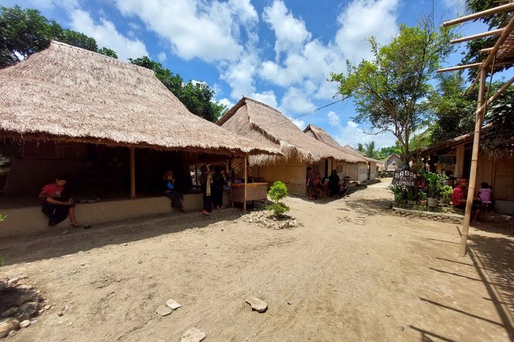 Suasana Desa Wisata Sasak Ende di Sengkol, Pujut, Kabupaten Lombok Tengah.