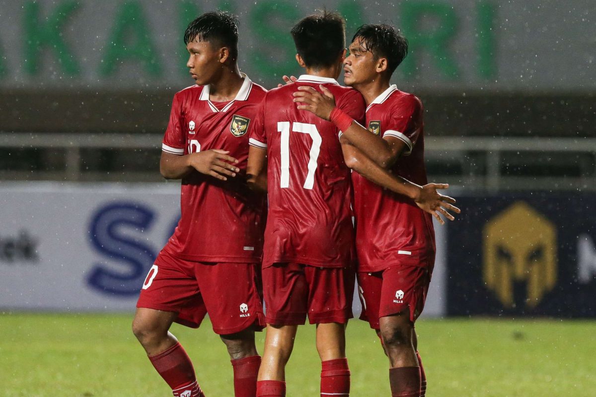 Pemain timnas U17 Indonesia berselebrasi usai Indonesia mencetak gol saat melawan timnas U17 Guam pada pertandingan Kualifikasi Piala Asia U17 2023 di Stadion Pakansari, Kabupaten Bogor, Senin (3/10/2022). Terkini, timnas U17 Indonesia akan melawan Malaysia pada laga terakhir. Duel timnas U17 Indonesia vs Malaysia akan berlangsung pada Minggu (9/10/2022) malam WIB. 