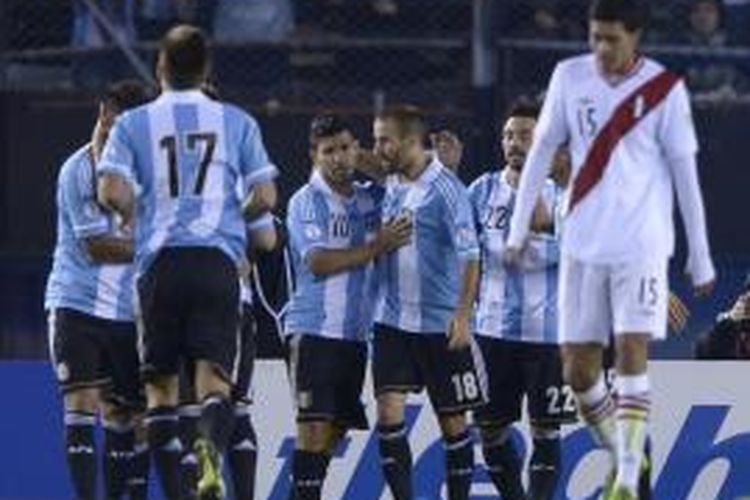 Penyerang Argentina, Rodrigo Palacio (nomor 18) saat merayakan golnya ke gawang Peru pada lanjutan kualifikasi Piala Dunia 2014 Zona Amerika Selatan di Stadion Monumental Antonio Vespucio Liberti, Jumat atau Sabtu (12/10/2013) pagi WIB. Argentina menang 3-1 pada laga tersebut. 