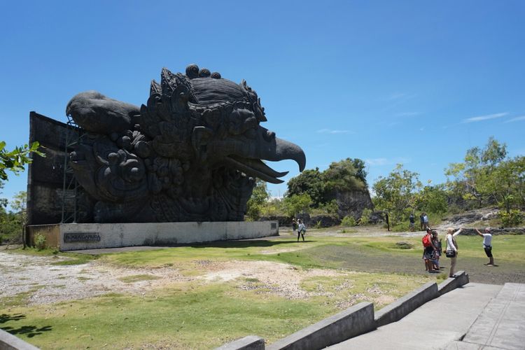 Patung kepala garuda di kawasan GWK Bali