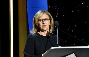 Sutradara Nancy Meyers menerima penghargan Laurel Award for Screenwriting Achievement pada acara 2020 Writers Guild Awards West Coast Ceremony di The Beverly Hilton Hotel, Beverly Hilss, California, pada 1 Februari 2020. 