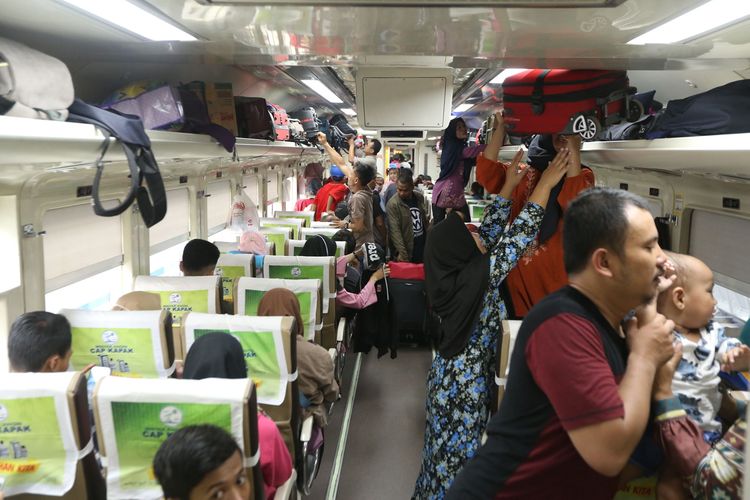 Sejumlah  pemudik saat di dalam kereta di Stasiun Pasar Senen, Jakarta, Minggu (10/6/2018). Puncak arus mudik di Stasiun Pasar Senen diperkirakan jatuh pada 13 Juni 2018 atau H-2 Idul Fitri.