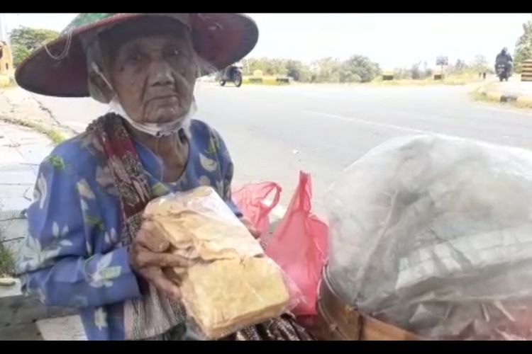 MBAH RIYEM—Mbah Riyem menunjukkan kerupuk lempeng jualannya saat ditemui di Jalanan Prambanan Kota Madiunpekan lalu.