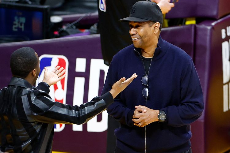 Rich Paul dan Denzel Washington dalam pertandingan antara Los Angeles Lakers dan Oklahoma City Thunder di Crypto.com Arena pada 7 Februari 2023 di Los Angeles, California. 