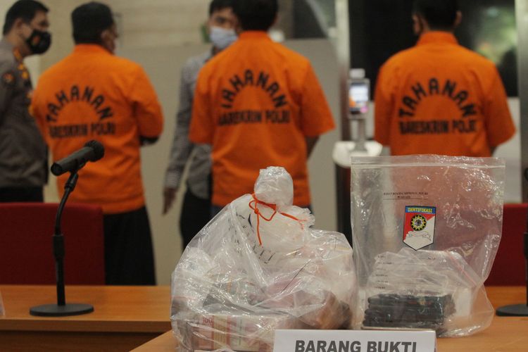 Sejumlah tersangka OTT Bupati Nganjuk dan barang bukti dihadirkan saat konferensi pers OTT Bupati Nganjuk di Bareskrim Polri, Jakarta, Selasa (11/5/2021). Dittipikor Bareskrim Polri dan KPK mengamankan Bupati Nganjuk NRH dalam sebuah operasi tangkap tangan (OTT) dan menyita sejumlah barang bukti berupa uang tunai Rp647,9 juta yang diduga hasil tindak pidana jual beli jabatan dari brankas pribadi Bupati Nganjuk dan telah menetapkan enam tersangka lainnya dalam kasus tersebut. ANTARA FOTO/Reno Esnir/wsj. *** Local Caption ***   