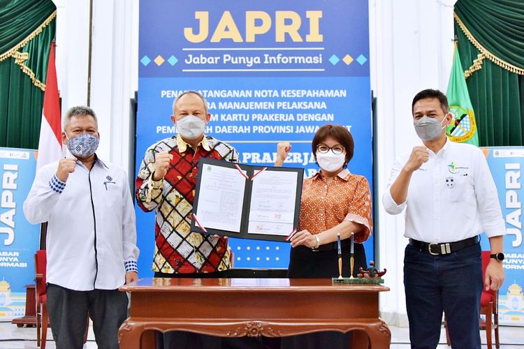Sekretaris Daerah Jawa Barat Setiawan Wangsaatmaja saat menandatangani nota kesepakatan dengan Manajemen Pelaksana Kartu Prakerja di Gedung Sate, Kota Bandung, pada Senin (12/4/2021).