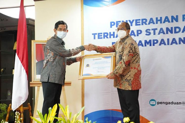 Plh. Sekjen Kementerian Kominfo Hary Budiarto menerima piagam penghargaan dari Wakil Ketua Ombudsman RI Boby Hamzar Rafinus di Kantor Ombudsman RI Jakarta Selatan, Kamis (02/06/2022).
