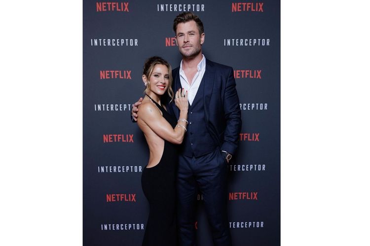 Chris Hemsworth tengah berpose bersama sang isteri dalam premiere Interceptor yang dihelat di Sydney.