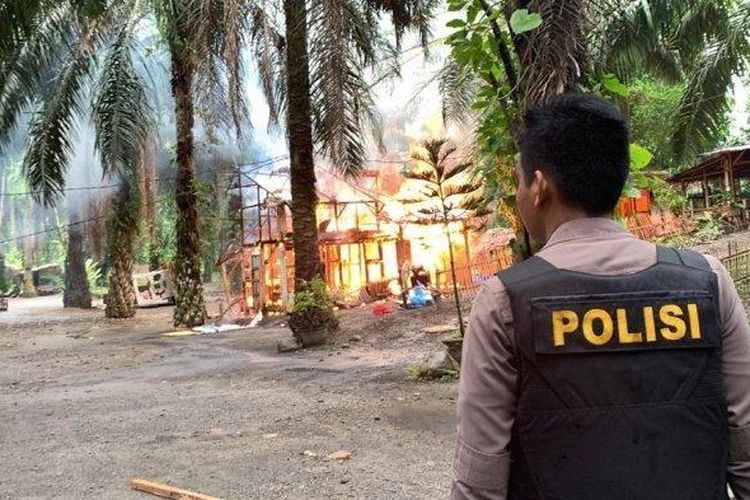 Lokasi lapak isap sabu terbesar di Sumut di Desa Namorube Julu, Kecamatan Kutalimbaru, Kabupaten Deliserdang dibakar polisi, Rabu (24/8/2022) 