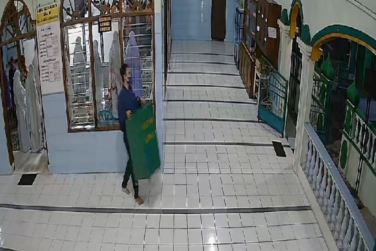 Ilustrasi maling kotak amal