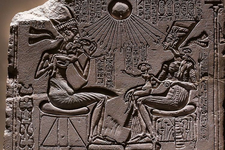 Relief dari sebuah kuil menunjukkan Firaun Akhenaten dan Nefertiti duduk bersama tiga anak mereka di bawah simbol Dewa Matahari Mesir Kuno, Aton.