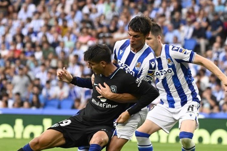 Alvaro Morata (paling kiri) berebut bola dengan Robin Le Normand dalam laga Real Sociedad vs Atletico Madrid pada pekan keempat Liga Spanyol 2022-2023 yang digelar di Stadion Reale Arena, San Sebastian, pada Sabtu (3/9/2022) waktu setempat.