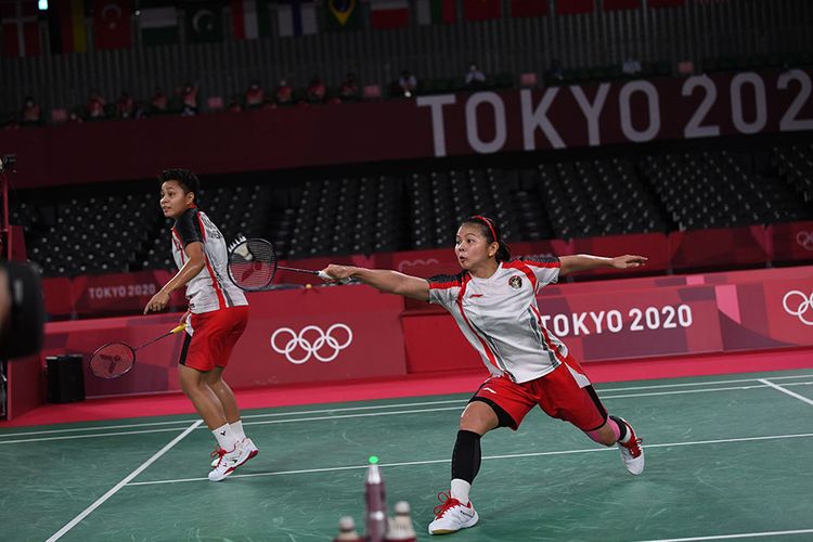 Pebulu tangkis ganda putri Indonesia Greysia Pollii/Apriyani Rahayu mengembalikan kok ke arah ganda putri China Chen Qing Chen/Jia Yi Fan dalam final Olimpiade Tokyo 2020 di Musashino Forest Sport Plaza, Tokyo, Jepang, Senin (2/8/2021). Greysia Pollii/Apriyani Rahayu berhasil meraih medal emasi setelah mengalahkan Chen/Jia Yi Fan dua set langsung dengan skor 21-19 dan 21-15.