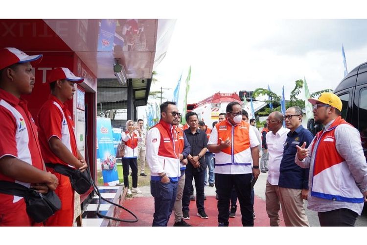 Direktur Pemasaran Regional Pertamina Patra Niaga Mars Ega Legowo Putra bersama Direktur Jenderal (Dirjen) Minyak dan Gas Bumi (Migas) Kementerian Energi dan Sumber Daya Mineral (ESDM) Tutuka Ariadji saat meninjau salah satu SPBU di Tol Trans-Jawa. 