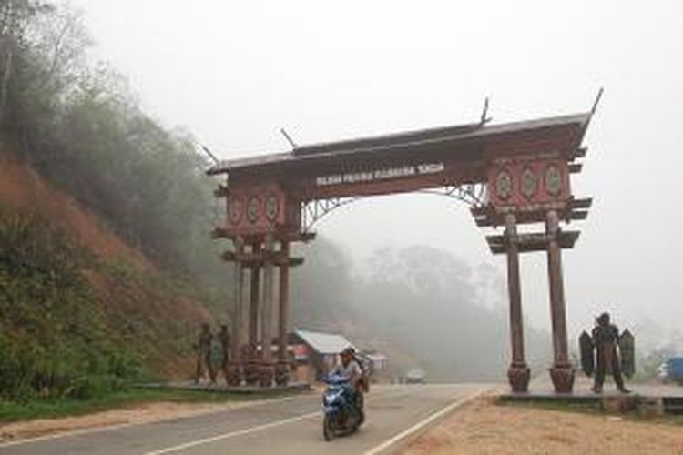 Warga melintas diperbatasan antara Kalimantan Barat dengan Kalimantan Tengah di Jalan Trans Kalimantan (26/10/2015). Kabut asap menyelimuti sepanjang jalan Trans Kalimantan dari Pontianak hingga Palangkaraya. 