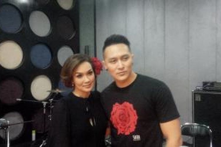 Pasangan artis Demian Aditya dan Sara Wijayanto diabadikan setelah merilis mini album Sara yang bertajuk sama dengan namanya, di Studio EG atau Erwin Gutawa, di Jalan Pangeran Antasari, Jakarta Selatan, Senin (23/11/2015).