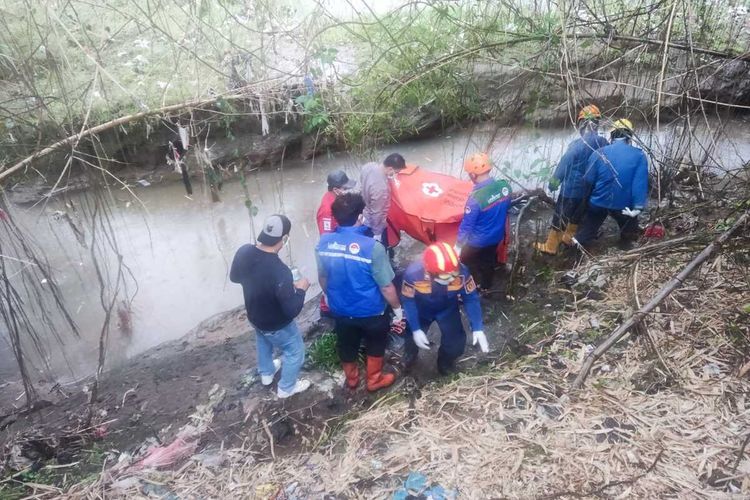 Polisi melakukan evakuasi mayat bertato tanpa kelamin di Sungai Ciliwung, Kampung Parakan Kembang, Desa Pasir Jambu, Kecamatan Sukaraja, Kabupaten Bogor, Jawa Barat, Rabu (3/7/2024).