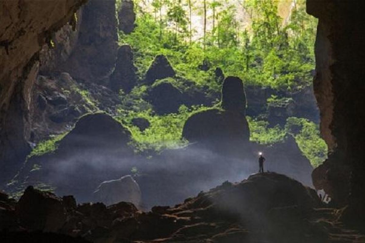 Gua Son Doong, Vietnam merupakan gua terbesar di dunia. Karena besar, Pesawat Boeing 747 pun dapat masuk ke gua ini.