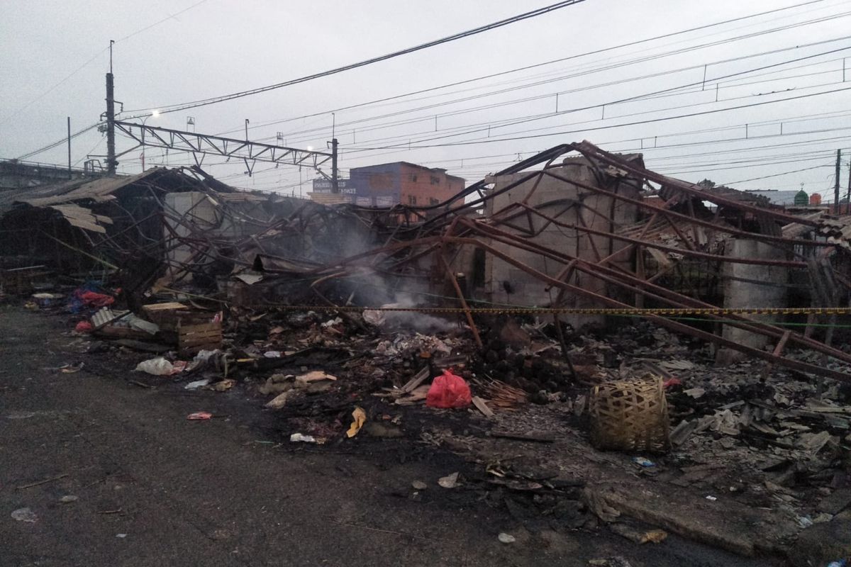 43 lapak pedagang hangus terbakar api di Pasar Kemiri Muka, Beji, Depok, pada Senin (2/5/2022)