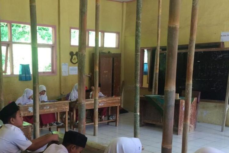 Bangunan SDN Cigorowong 3 ditopang bambu karena atapnya roboh dan tertimpa pohon tumbang akibat cuaca buruk di Kabupaten Tasikmalaya, Selasa (4/2/2020).